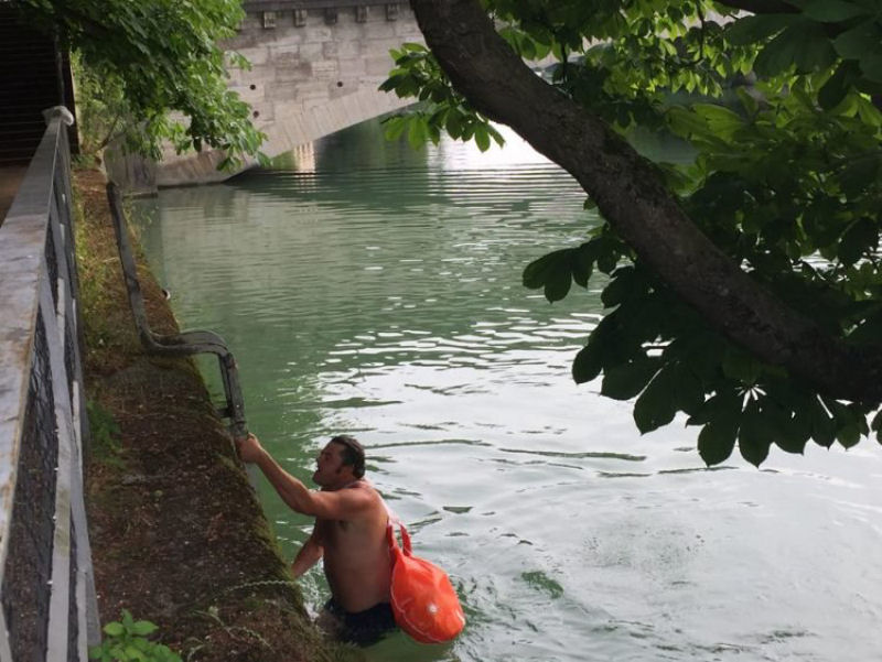 Cansado dos engarrafamentos, alemão preferiu nadar 2 km diariamente para chegar a seu trabalho