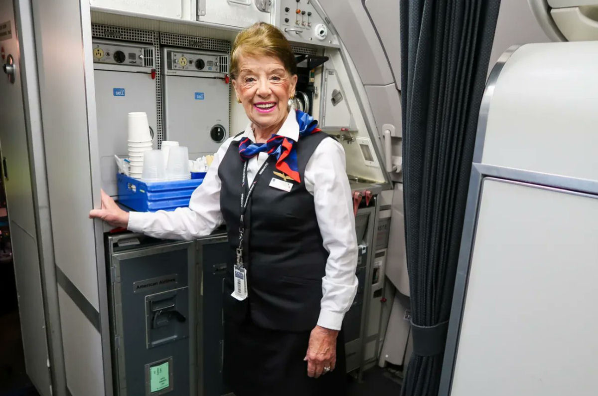 Comissria de bordo de 86 anos voa pelos cus h 65 anos, quebrando recordes mundiais