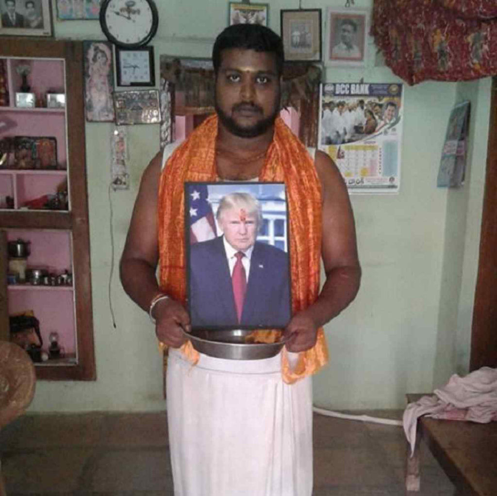 Indiano reza para foto de Donald Trump todos os dias