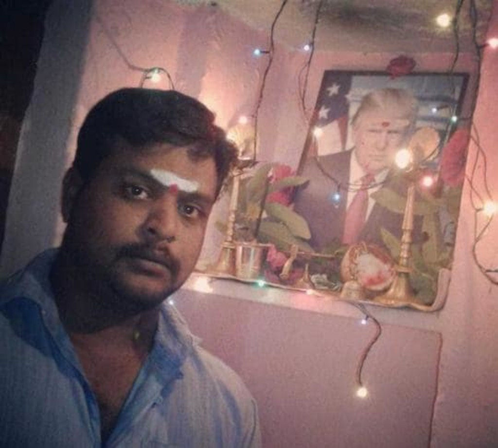 Indiano reza para foto de Donald Trump todos os dias