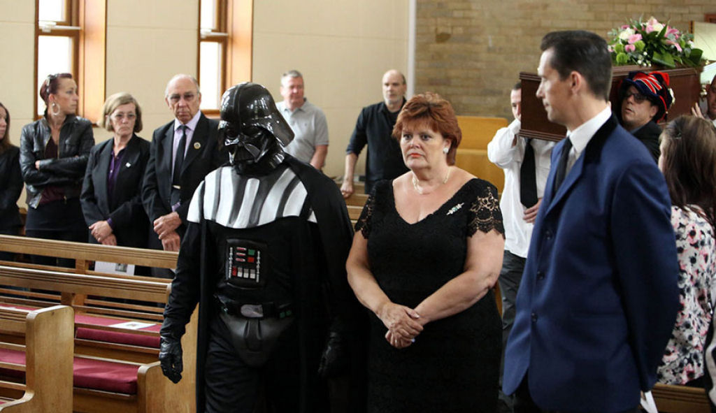 Darth Vader dirigiu o funeral desta av fenomenal 02