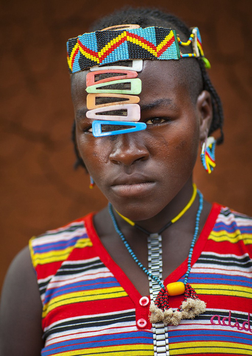 Tribo etíope recicla descartes do mundo moderno em acessórios de moda 12