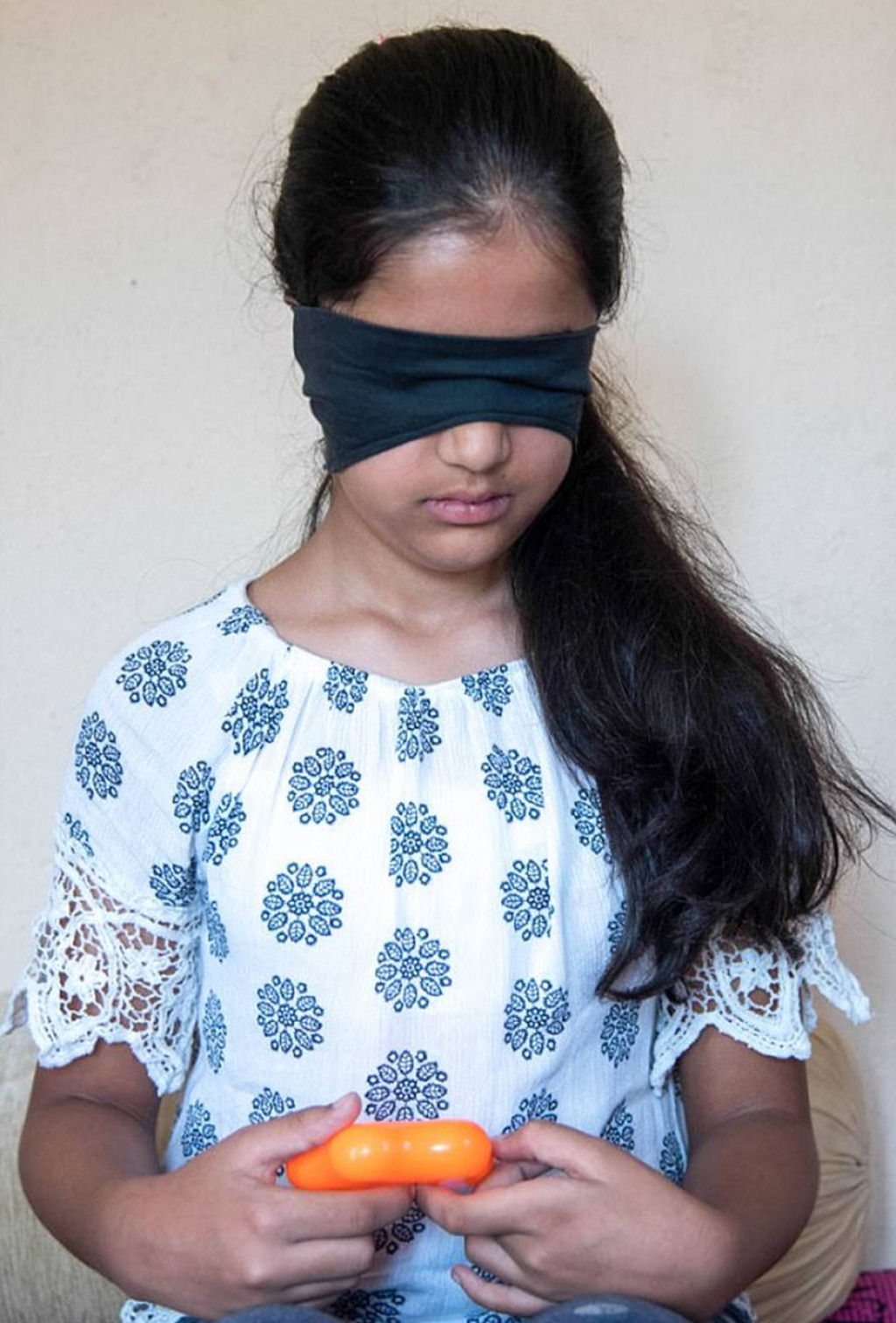 Menina nepalesa de 11 anos diz que pode cheirar cores e... comprova