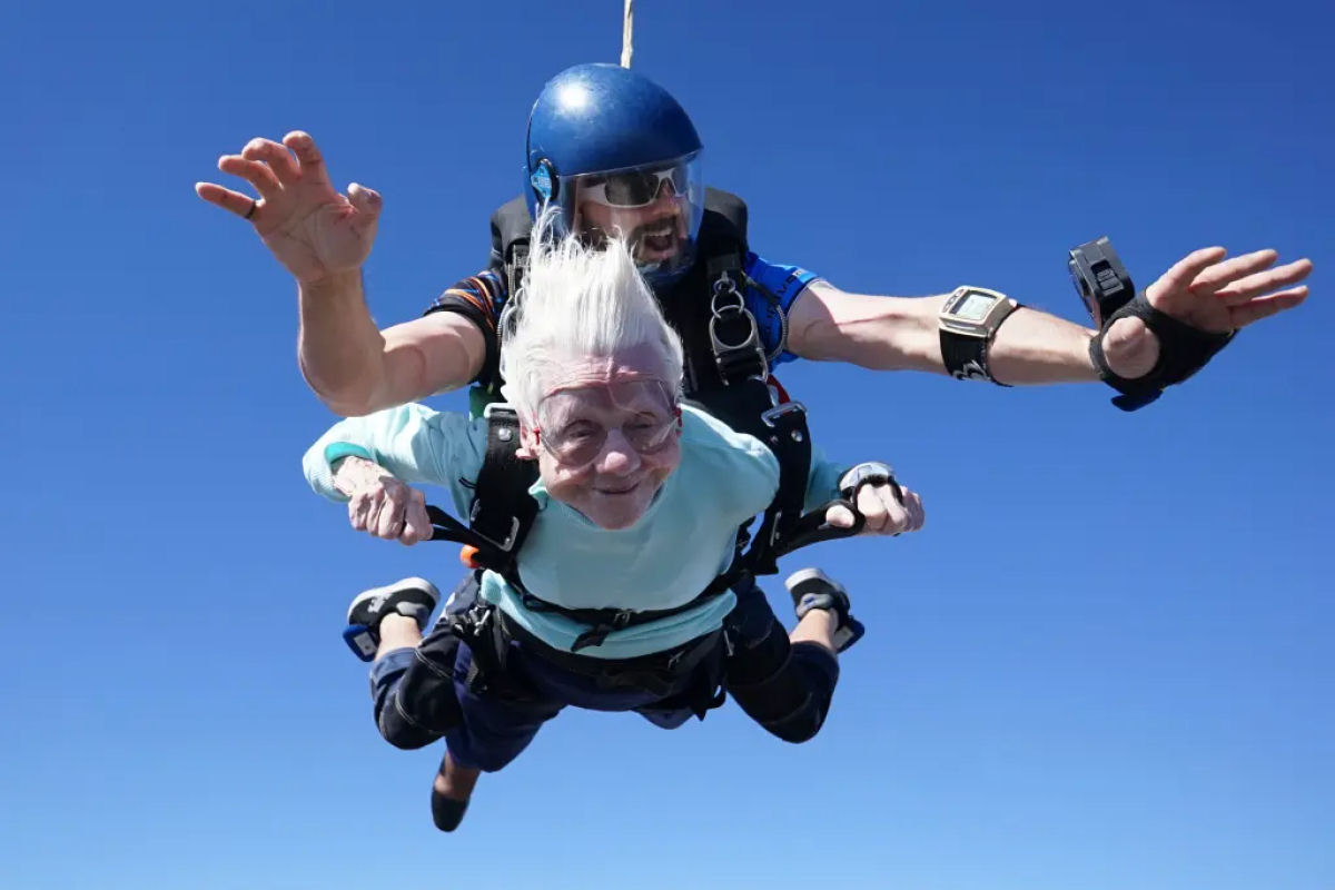 Senhorinha de 104 anos morre aps estabelecer recorde mundial de paraquedista mais idosa