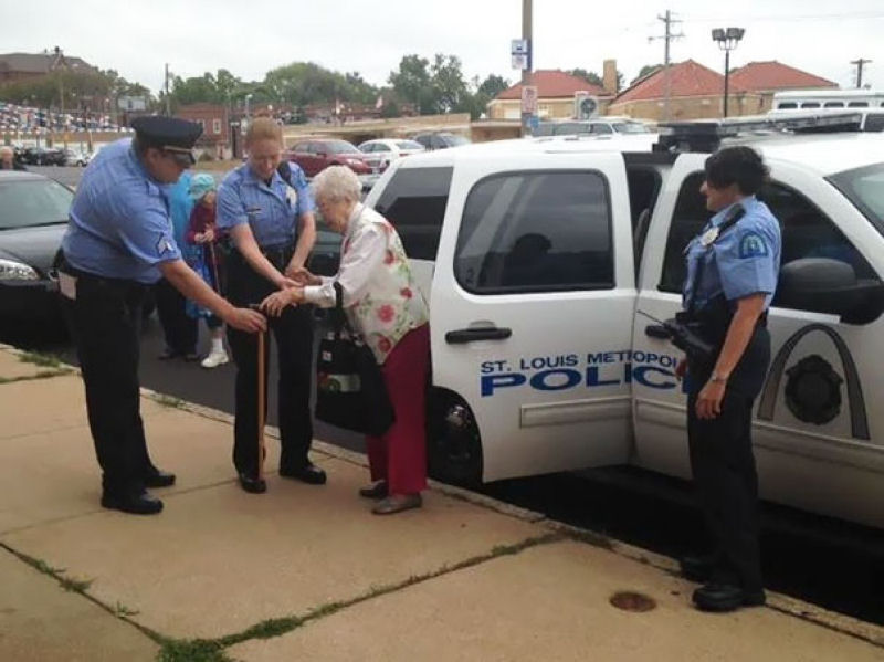 Senhora de 102 anos  presa para realizar item da lista do que fazer antes de morrer 01