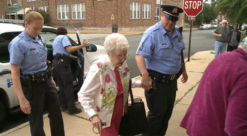Senhora de 102 anos  presa, para realizar item da lista do que fazer antes de morrer 02
