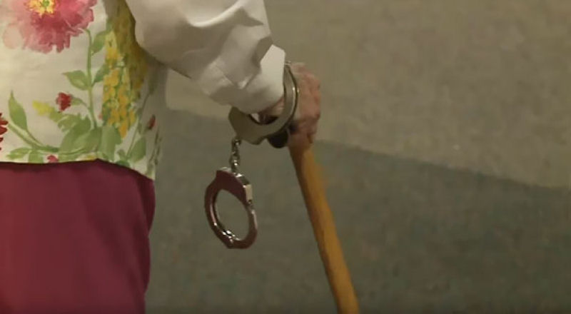 Senhora de 102 anos  presa, para realizar item da lista do que fazer antes de morrer 03