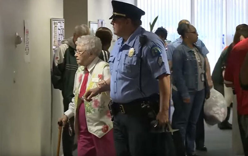 Senhora de 102 anos  presa, para realizar item da lista do que fazer antes de morrer 04