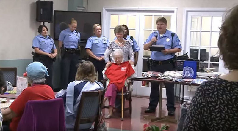 Senhora de 102 anos  presa, para realizar item da lista do que fazer antes de morrer 05