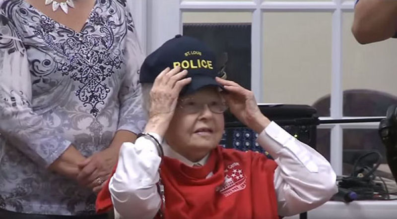 Senhora de 102 anos  presa, para realizar item da lista do que fazer antes de morrer 06