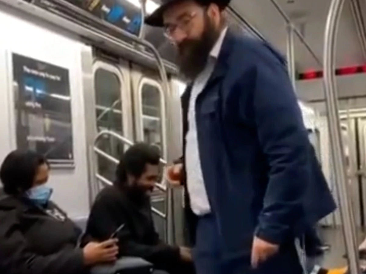 O comovente gesto de solidariedade de um rabino no metro de Nova York