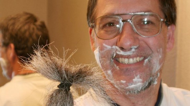 Professor faz barba de 10 anos aps a morte de Osama