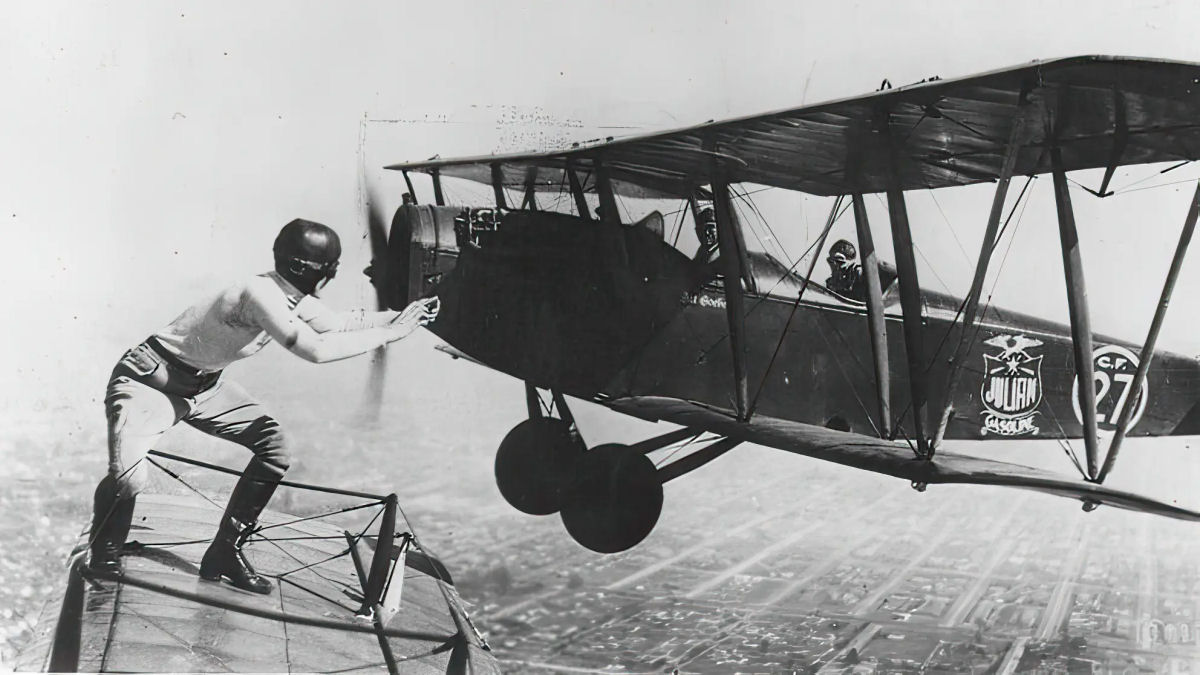 O dia em que uma aerobata pioneira trocou a roda de um avião no ar