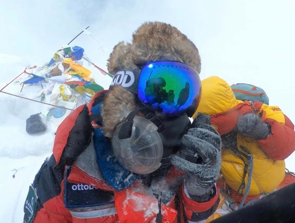 Veterano que perdeu as duas pernas faz histria ao chegar ao topo do Monte Everest