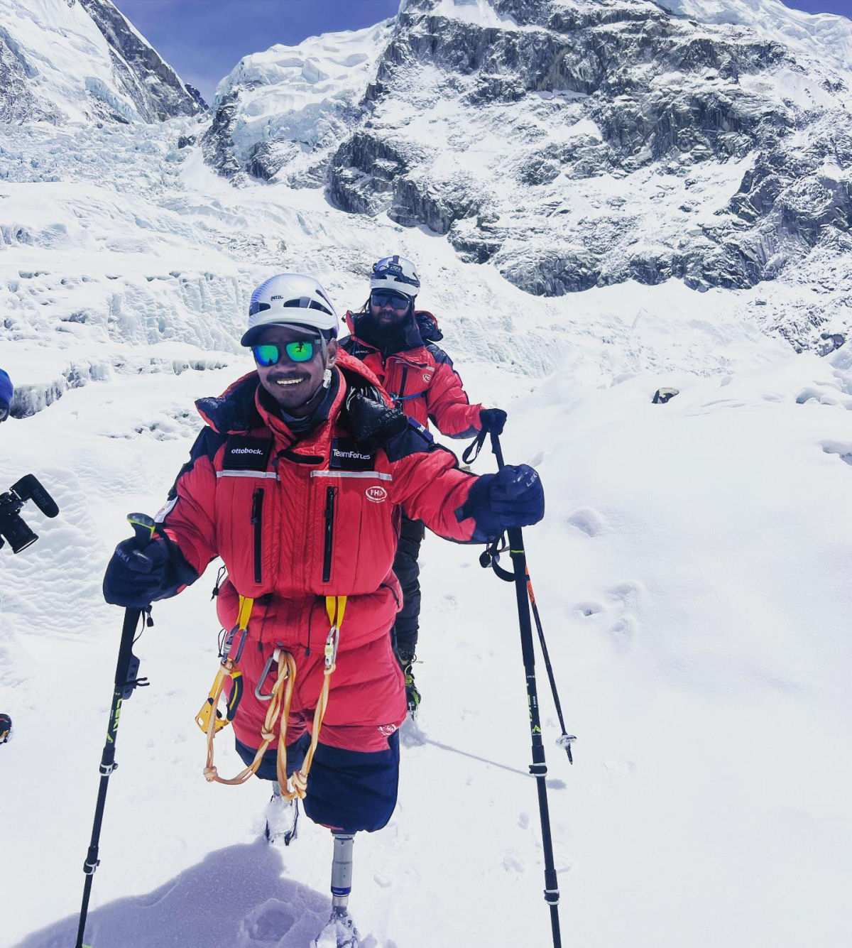 Veterano que perdeu as duas pernas faz histria ao chegar ao topo do Monte Everest