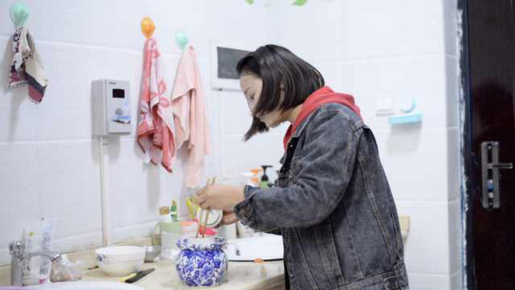 Jovem chinesa come miojo por trs semanas direto para economizar e acaba no hospital