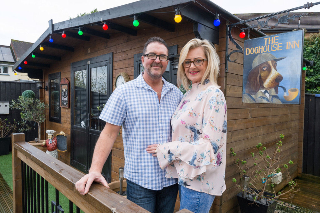 Britnica constri um bar no quintal para impedir que seu marido v para o boteco