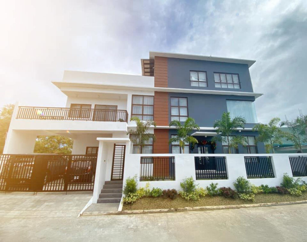 Jovem filipino presenteia uma casa dos sonhos aos pais que o adotaram apesar de serem muito pobres