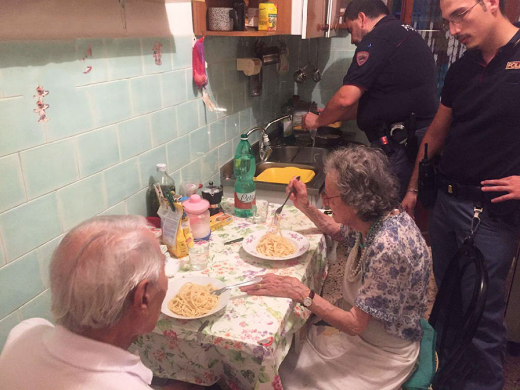 Após encontrar casal de idosos chorando pela solidão, policiais preparam um bom macarrão durante um bom papo 01