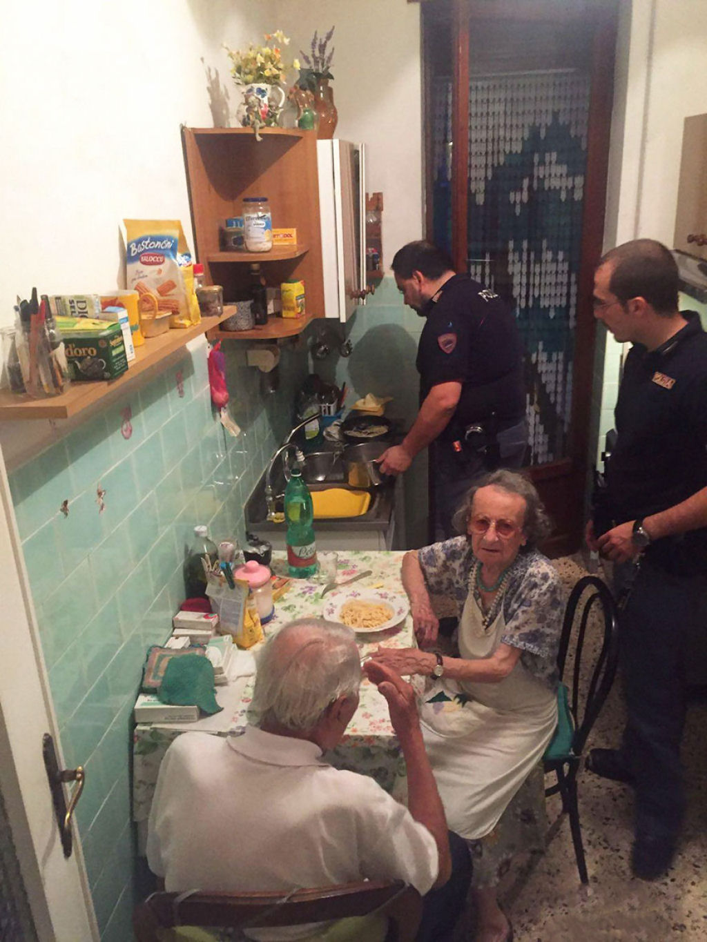 Após encontrar casal de idosos chorando pela solidão, policiais preparam um bom macarrão durante um bom papo 02