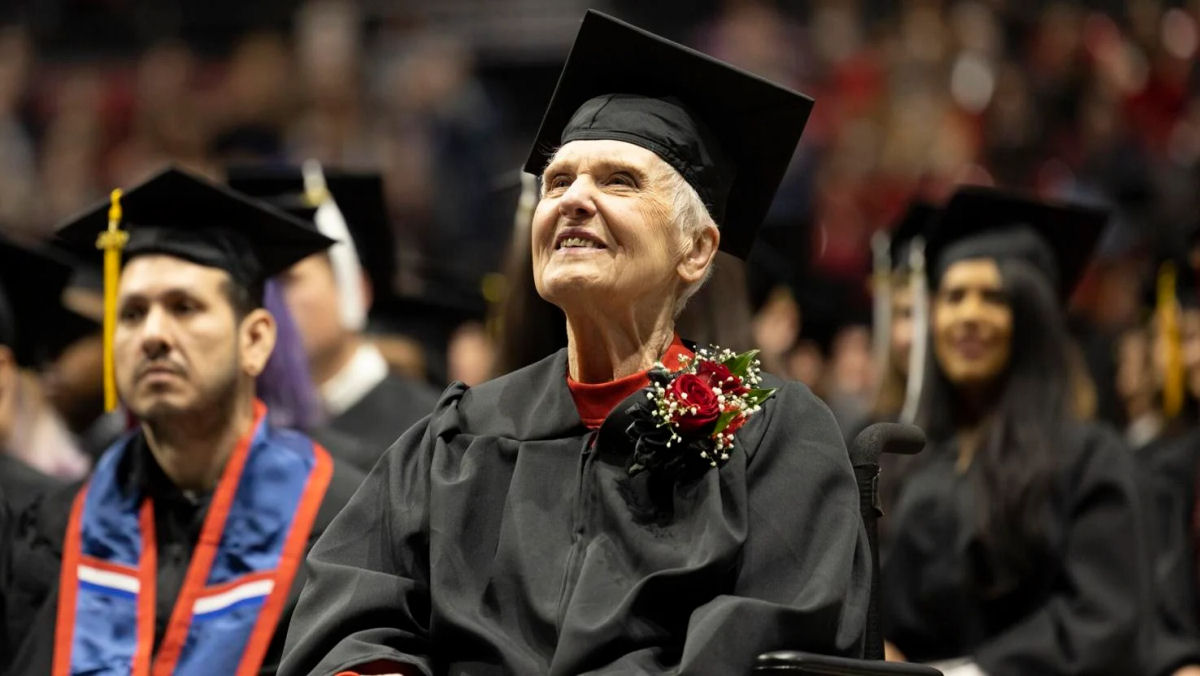 Americana que tirou um perodo sabtico de 7 dcadas da faculdade finalmente se formou aos 90 anos