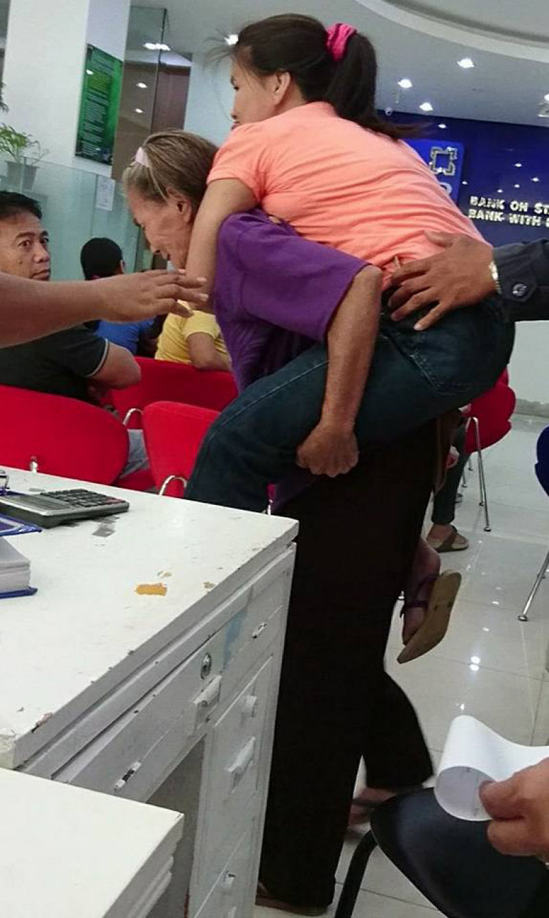 Incrível mãe filipina de 69 anos carrega sua filha incapacitada de 30 nas costas sempre que saem