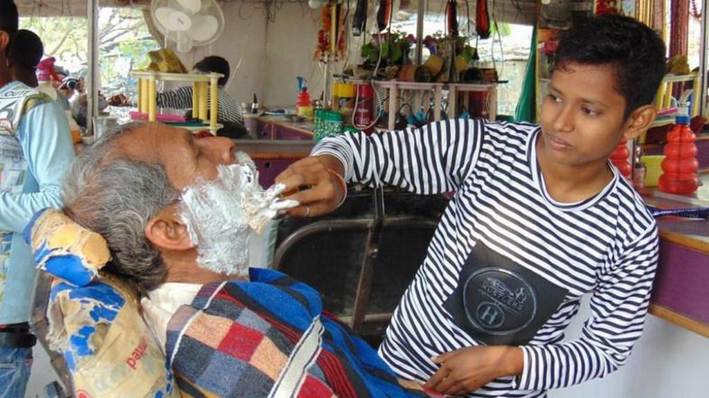 Adolescentes indianas fingem ser garotos por 4 anos para manter a barbearia do pai funcionando
