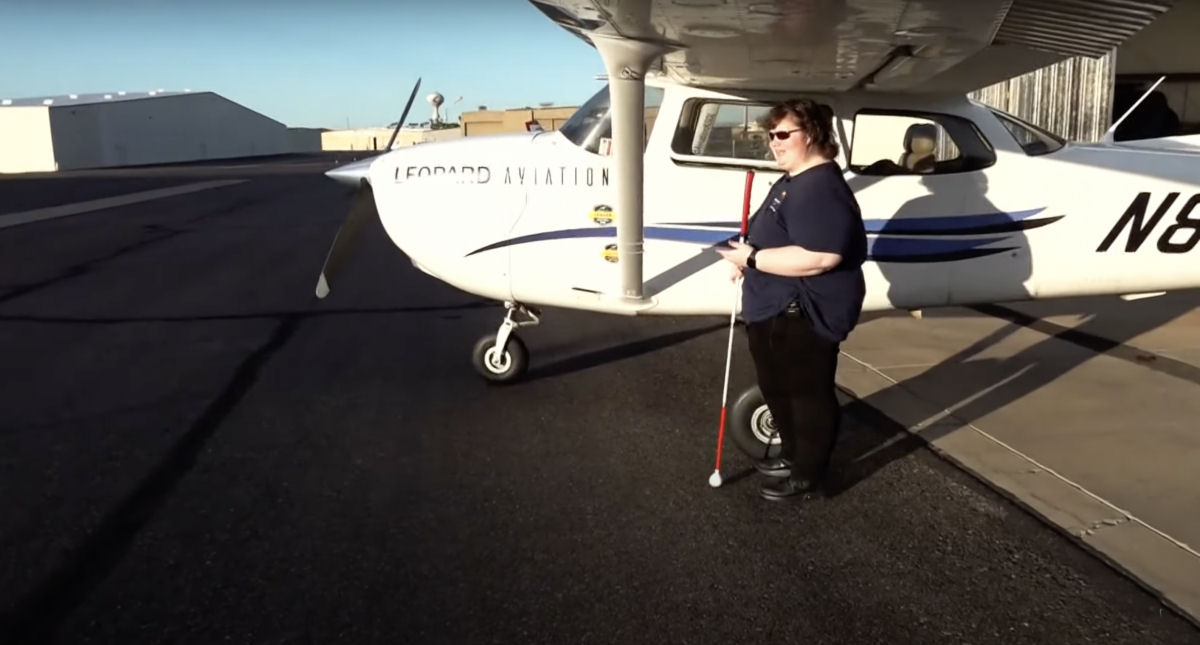 Americana cega pilota um avio pelos Estados Unidos para inspirar crianas na mesma condio