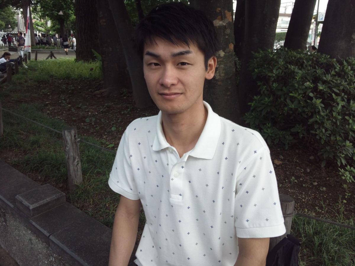 Jovem japonês promove a paz na Ásia abraçando estranhos na rua