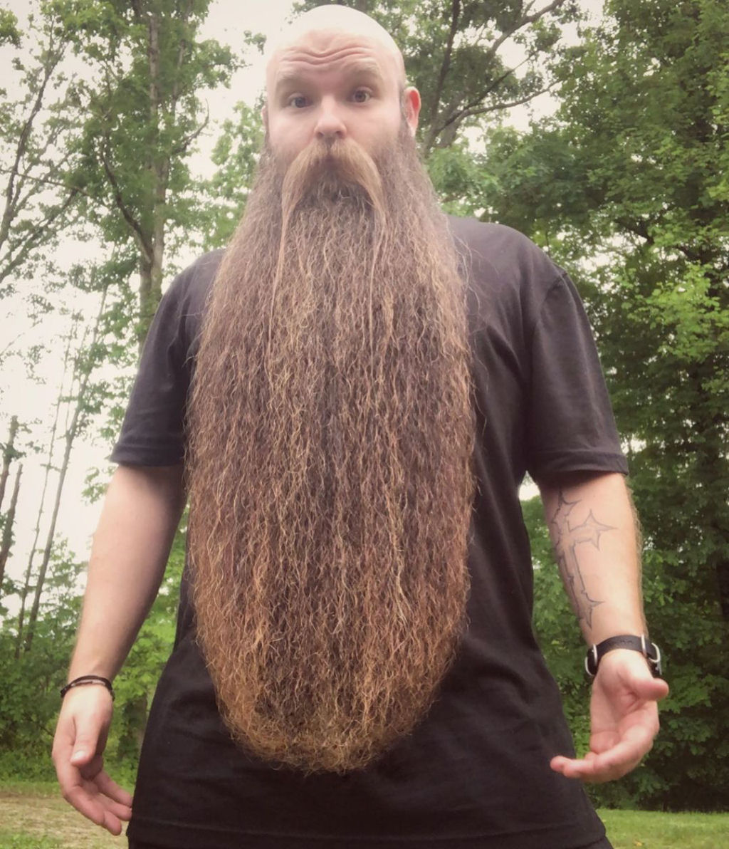 Este cara cultiva sua barba de 75 centímetros faz 5 anos