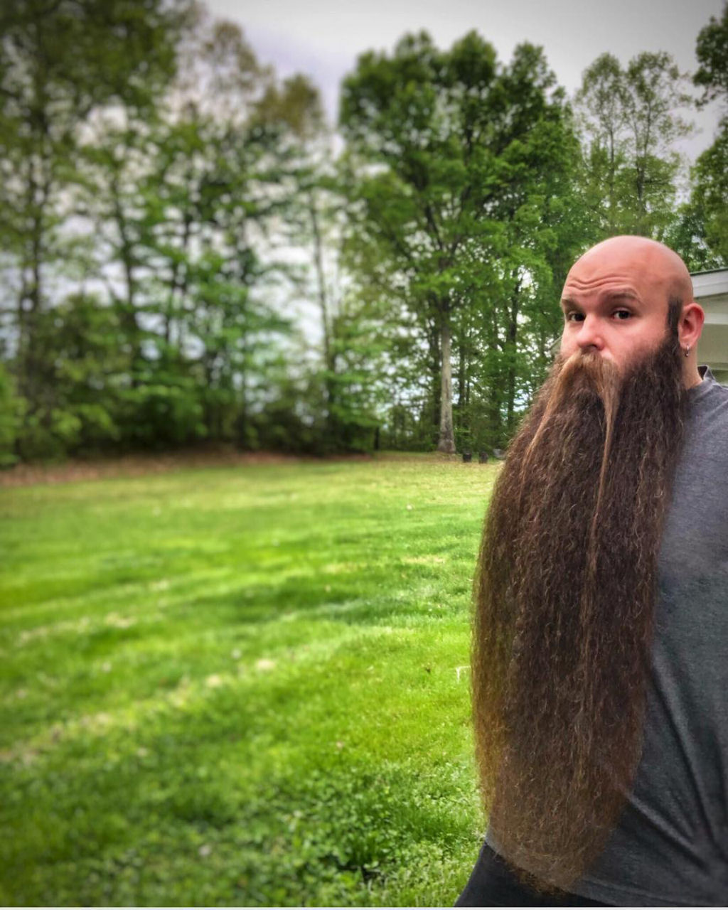 Este cara cultiva sua barba de 75 centímetros faz 5 anos