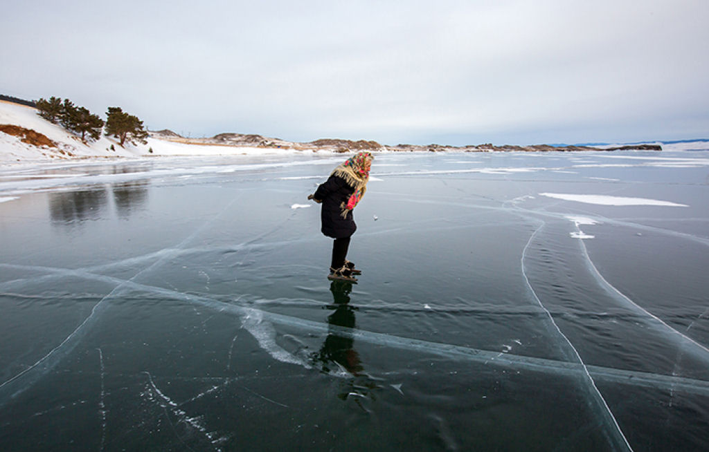 Babushka do Baikal: a vovó, de 80 anos, que patina no lago usando patins feitos à mão