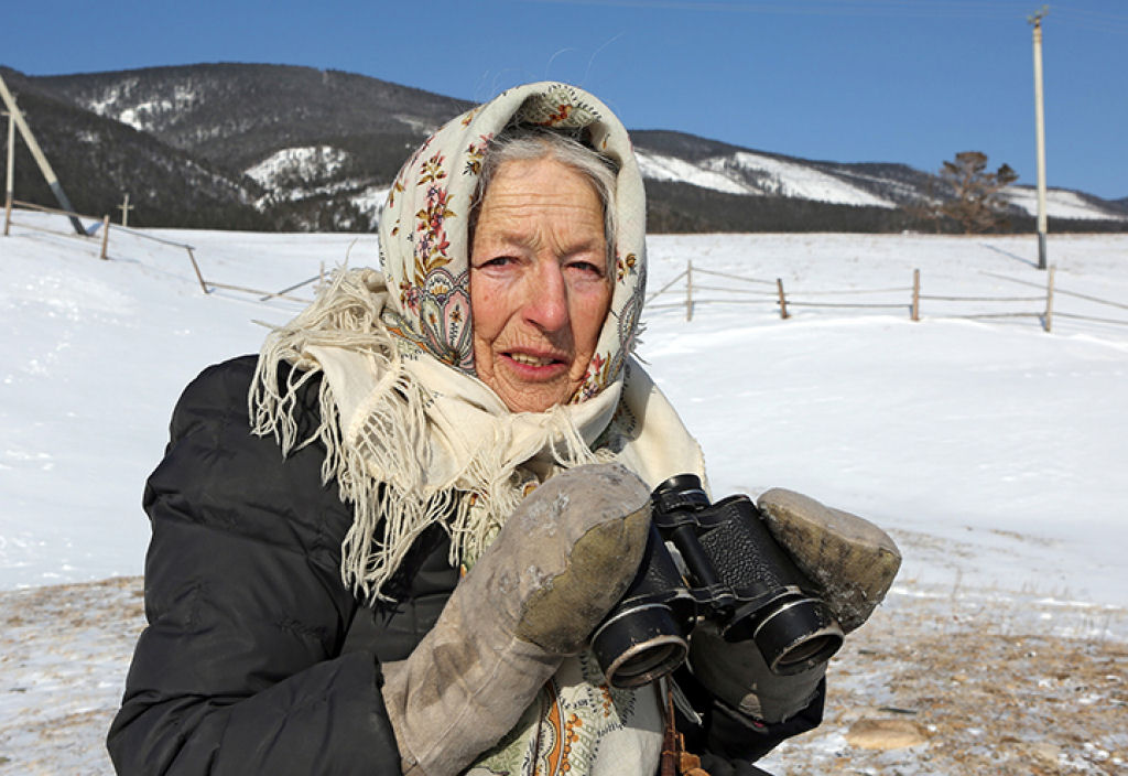 Babushka do Baikal: a vovó, de 80 anos, que patina no lago usando patins feitos à mão