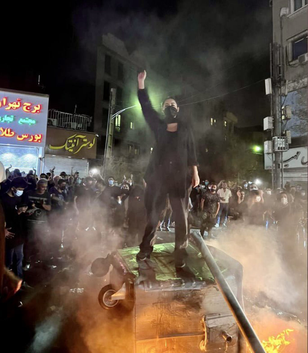 A onda de protestos no Irã contra o uso do hijabe continua