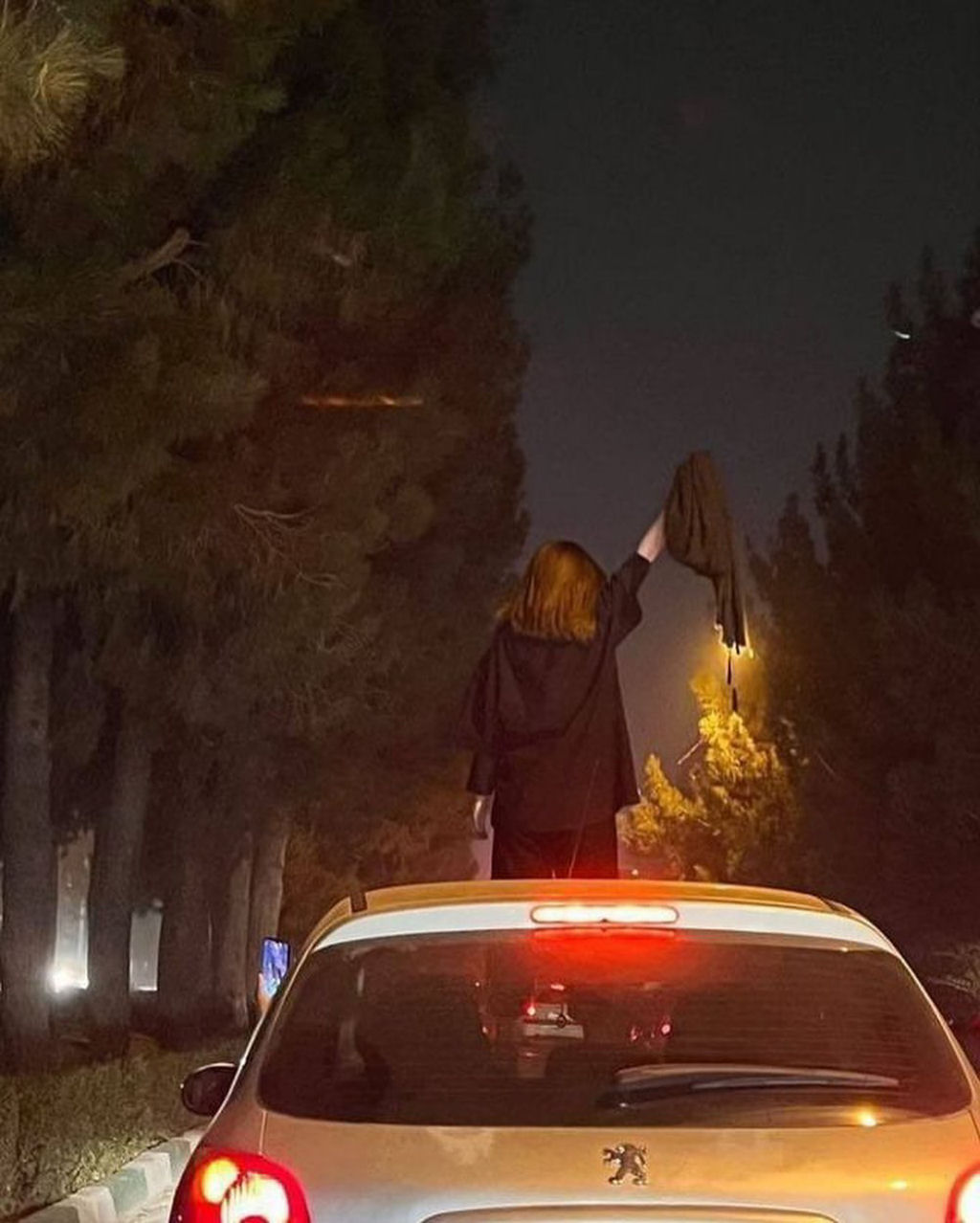 A onda de protestos no Irã contra o uso do hijabe continua