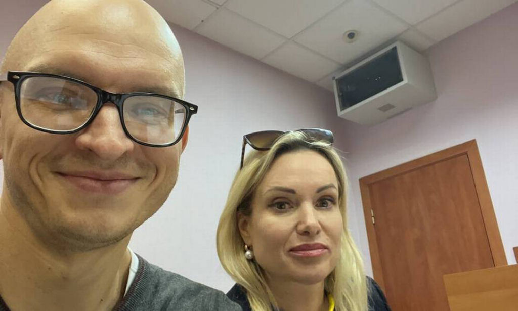 Jornalista russa que interrompeu noticiário contra a invasão está presa e será julgada