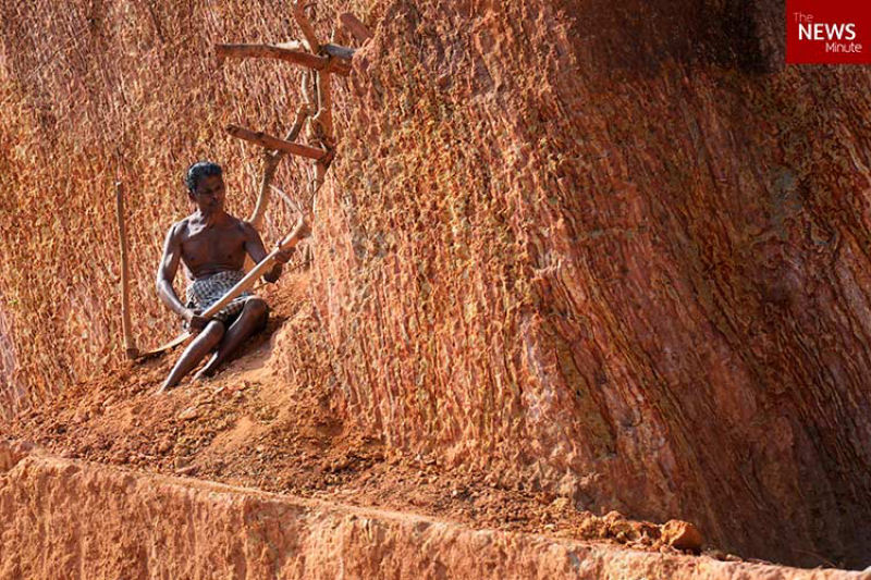 Indiano semi-paraltico passou trs anos esculpindo uma estrada atravs de uma colina