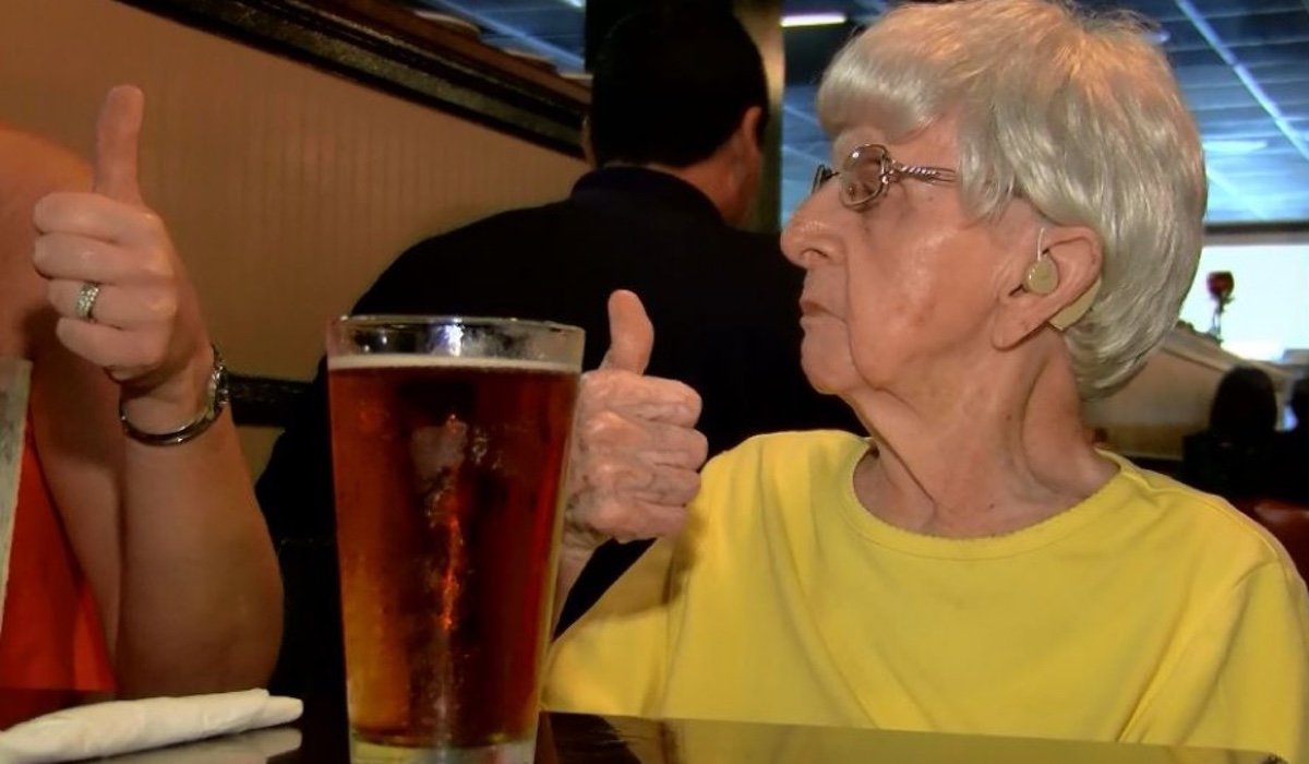 Ela tem 102 anos e assegura firmemente que o segredo da vida eterna est em tomar cerveja