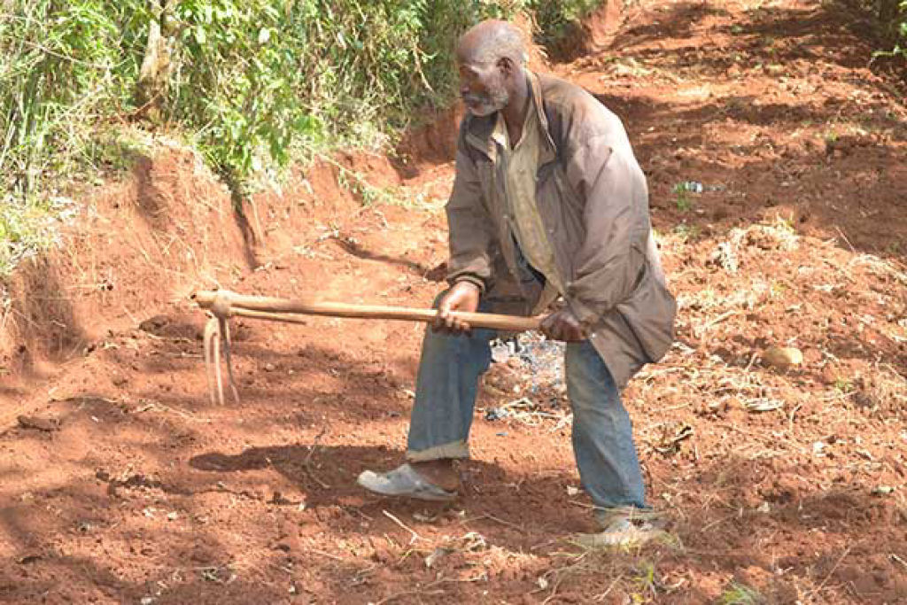 Cansado de esperar pelo governo, queniano cava ele mesmo estrada rural  mo