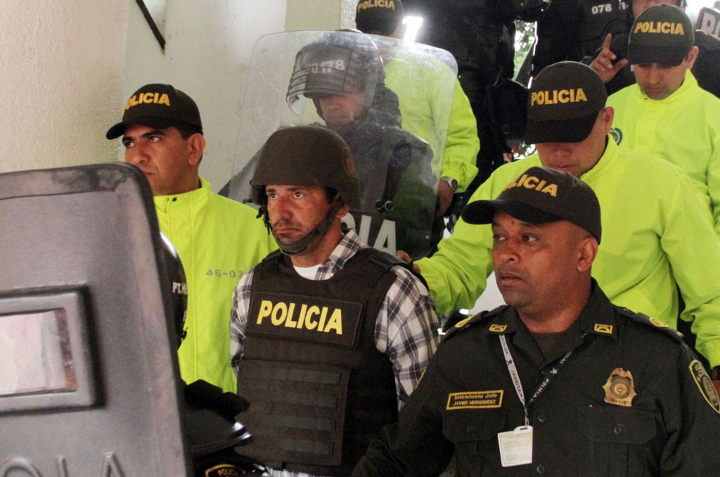 Presos surram e insultam o violador assassino de uma menina na Colmbia