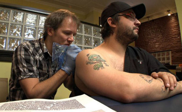 Canadense tem mais de 10.000 URLs tatuadas em seu corpo