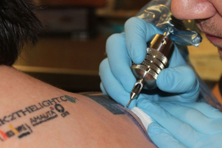 Canadense tem mais de 10.000 URLs tatuadas em seu corpo