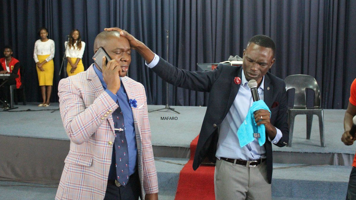 Pastor zimbabuano afirma ter o número do celular de Deus