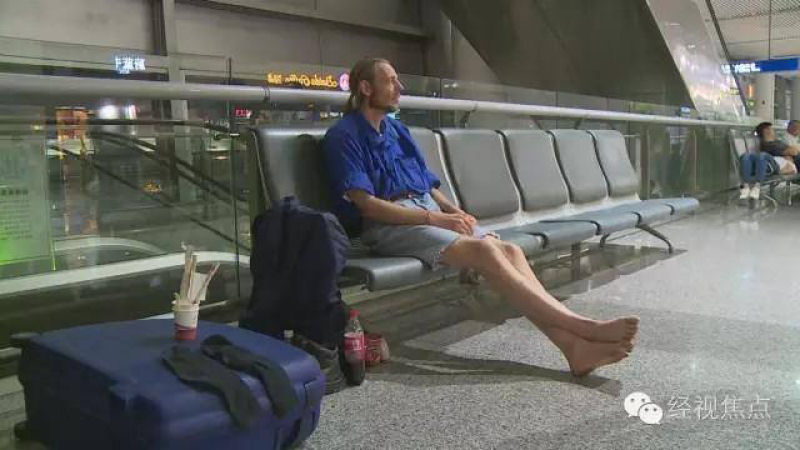 Holands voa para a China para encontrar a namorada on-line e passa 10 dias no aeroporto esperando por ela