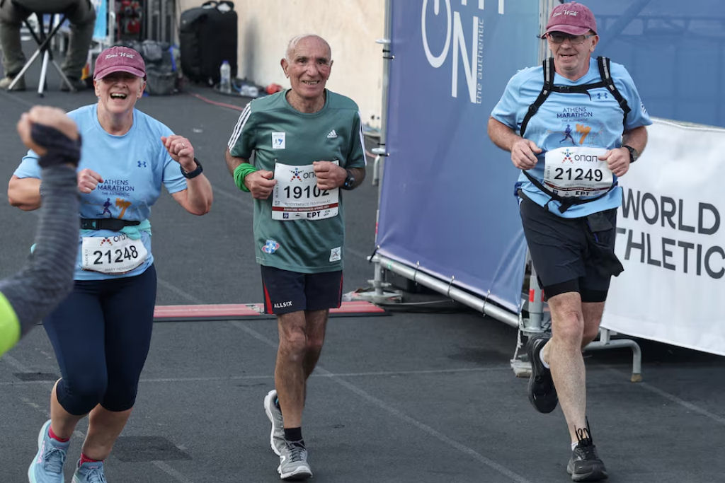 Maratonista grego de 88 anos inspira a crena de que todos ns podemos fazer isso