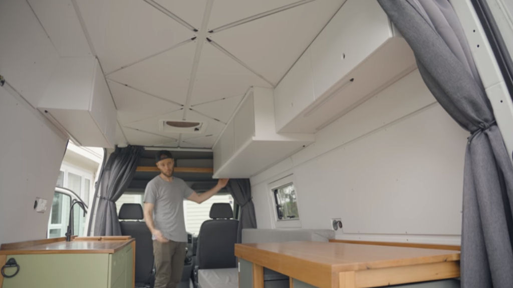 Time-lapse mostra a renovação completa de uma van em um belo trailer