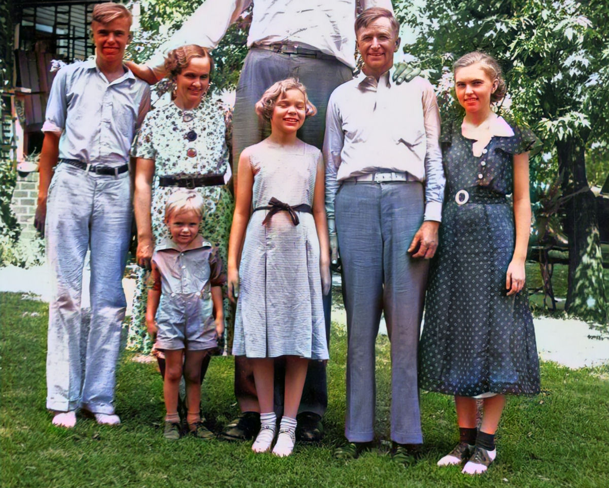 Uma foto do homem mais alto que já pisou a terra com sua família por volta de 1935