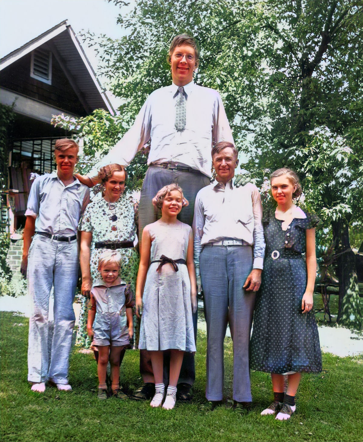 Uma foto do homem mais alto que já pisou a terra com sua família por volta de 1935