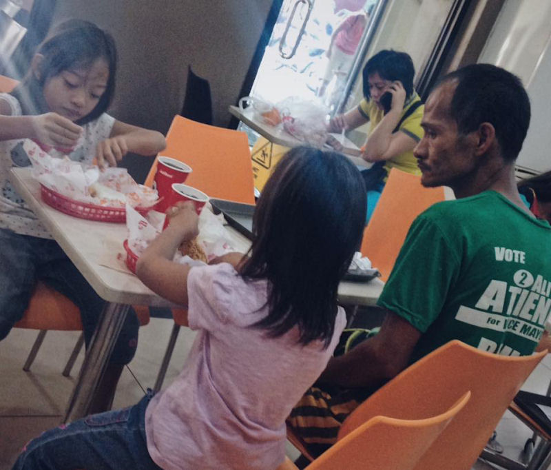 Pai solteiro filipino leva filhas para fast-food sem pedir lanche para ele mesmo