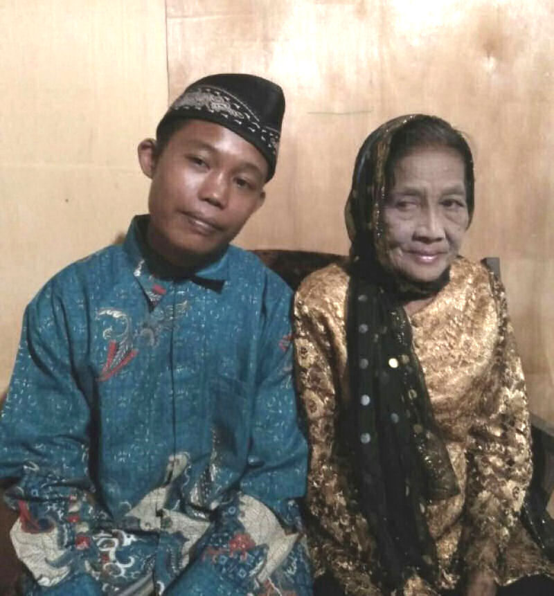 Adolescente de 16 anos se casou com uma mulher de 71 na Indonésia (sem brincadeira!)